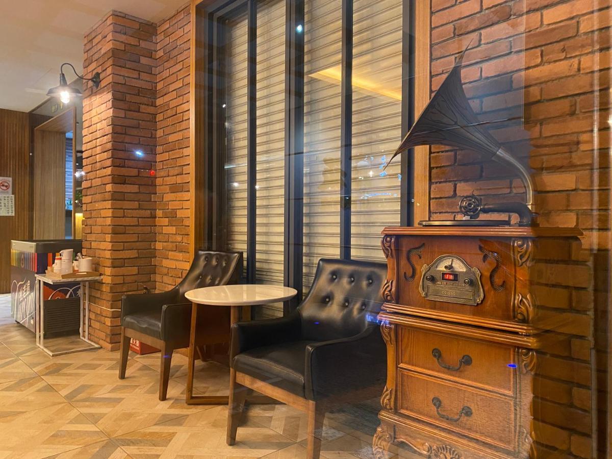 Hua Xiang Hotel -Zouying Каосюн Екстериор снимка