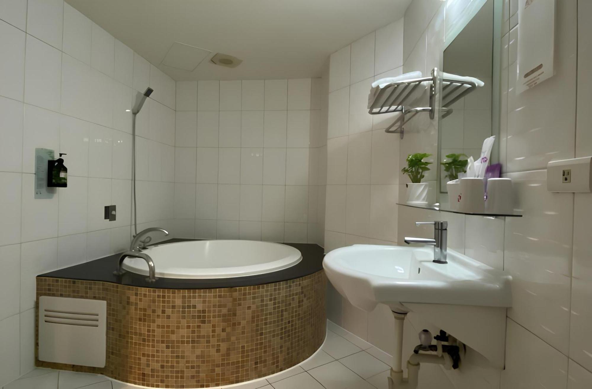 Hua Xiang Hotel -Zouying Каосюн Екстериор снимка