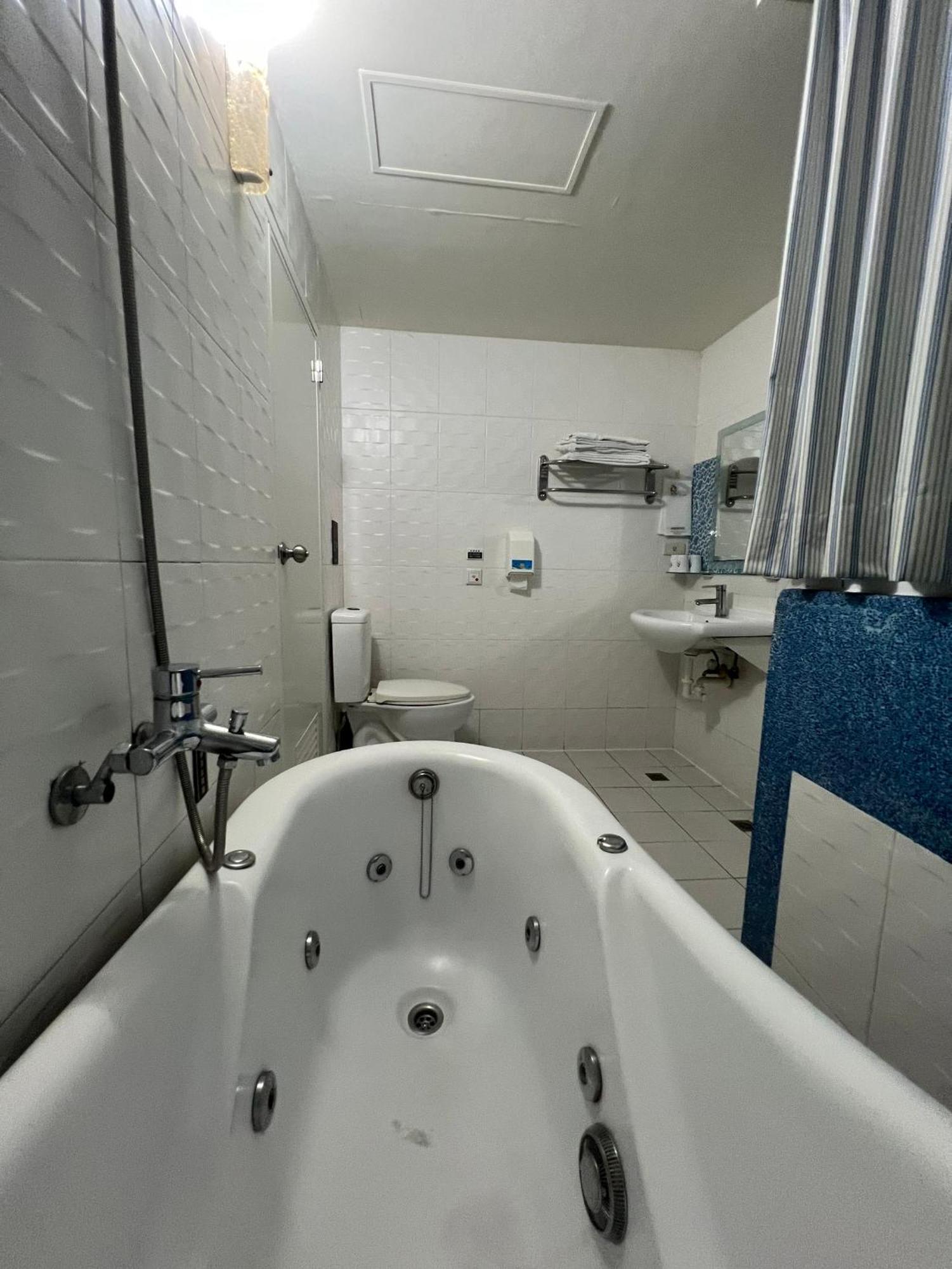 Hua Xiang Hotel -Zouying Каосюн Екстериор снимка